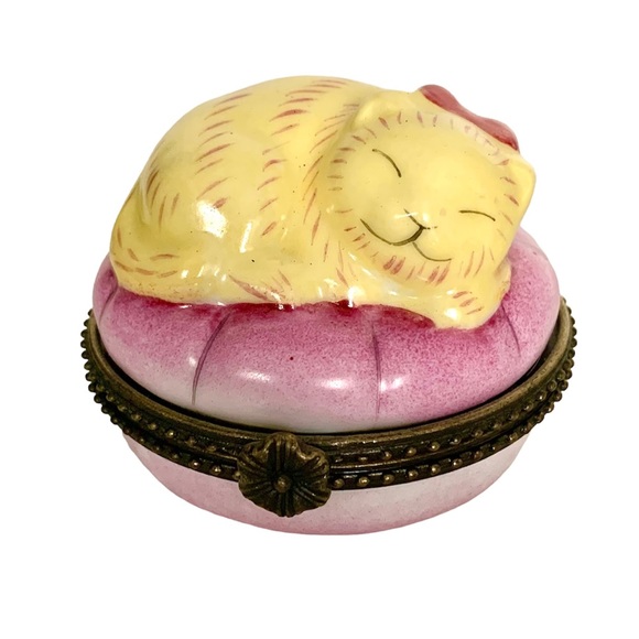 VINTAGE PORCELAIN SLEEPING CAT ON PILLOW HINGED TRINKET BOX - Picture 2 of 10